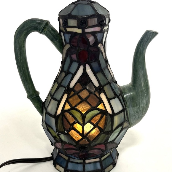 Vintage Tiffany Style Accent Table Lamp - Picture 7 of 7